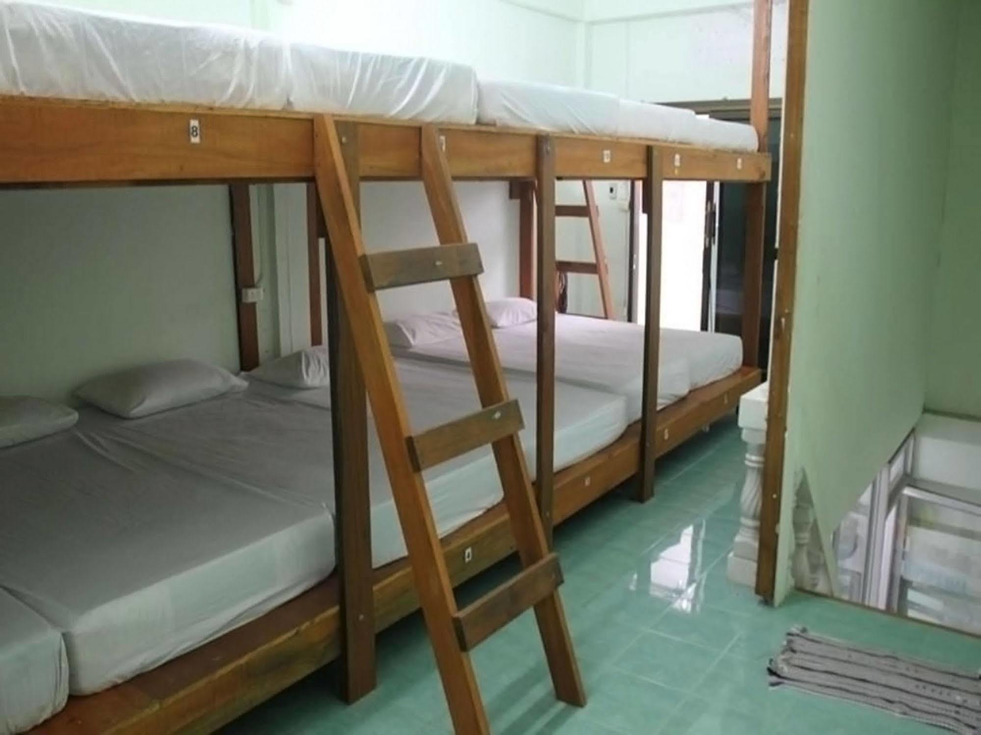 Wild & Wandering Backpacker Hostel & Bar Haad Rin Ngoại thất bức ảnh