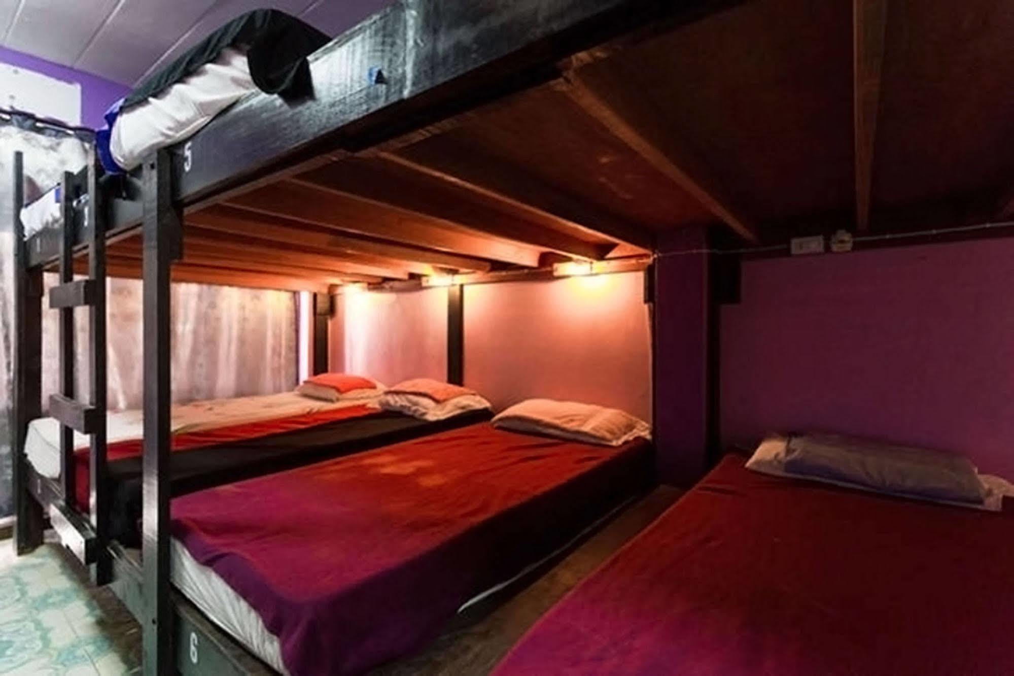 Wild & Wandering Backpacker Hostel & Bar Haad Rin Ngoại thất bức ảnh