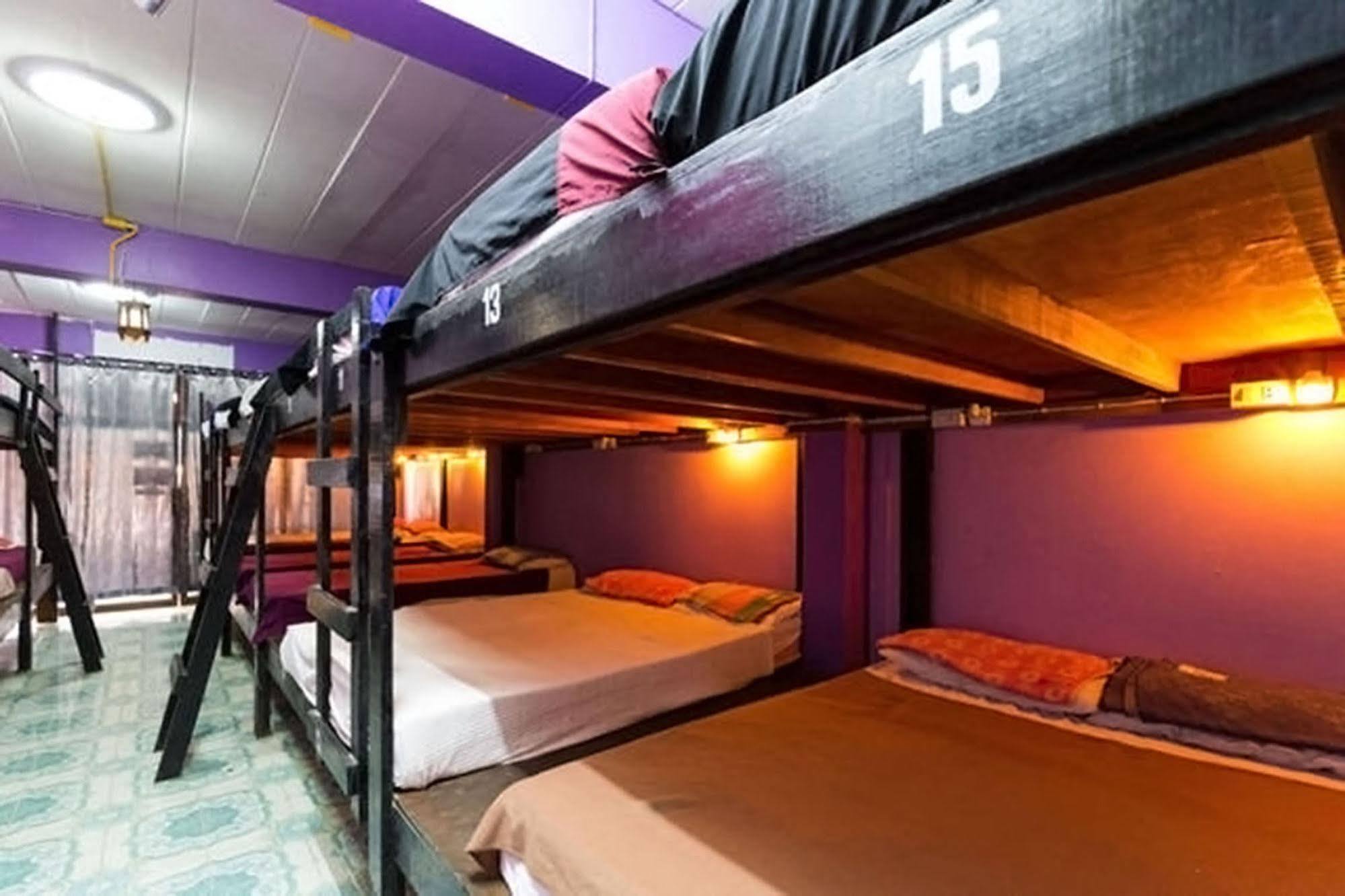 Wild & Wandering Backpacker Hostel & Bar Haad Rin Ngoại thất bức ảnh