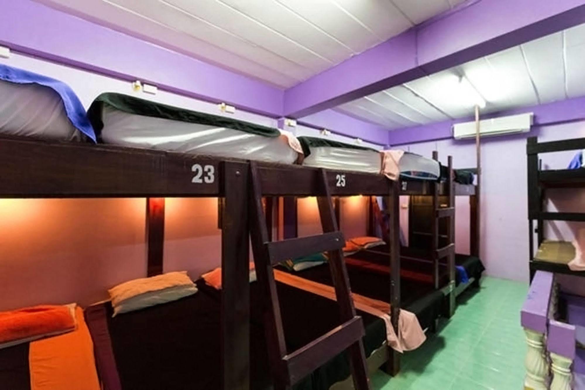 Wild & Wandering Backpacker Hostel & Bar Haad Rin Ngoại thất bức ảnh