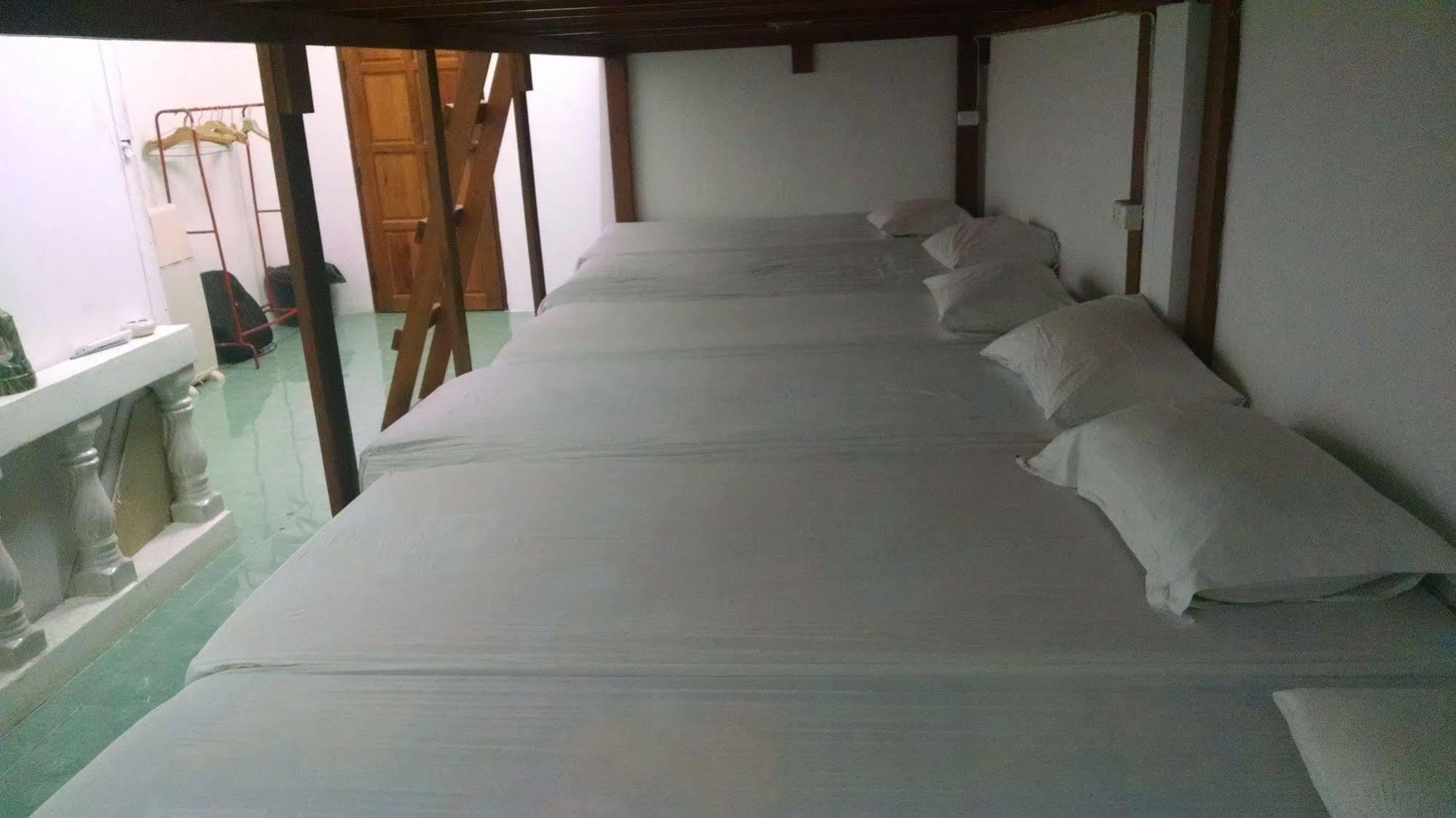 Wild & Wandering Backpacker Hostel & Bar Haad Rin Ngoại thất bức ảnh