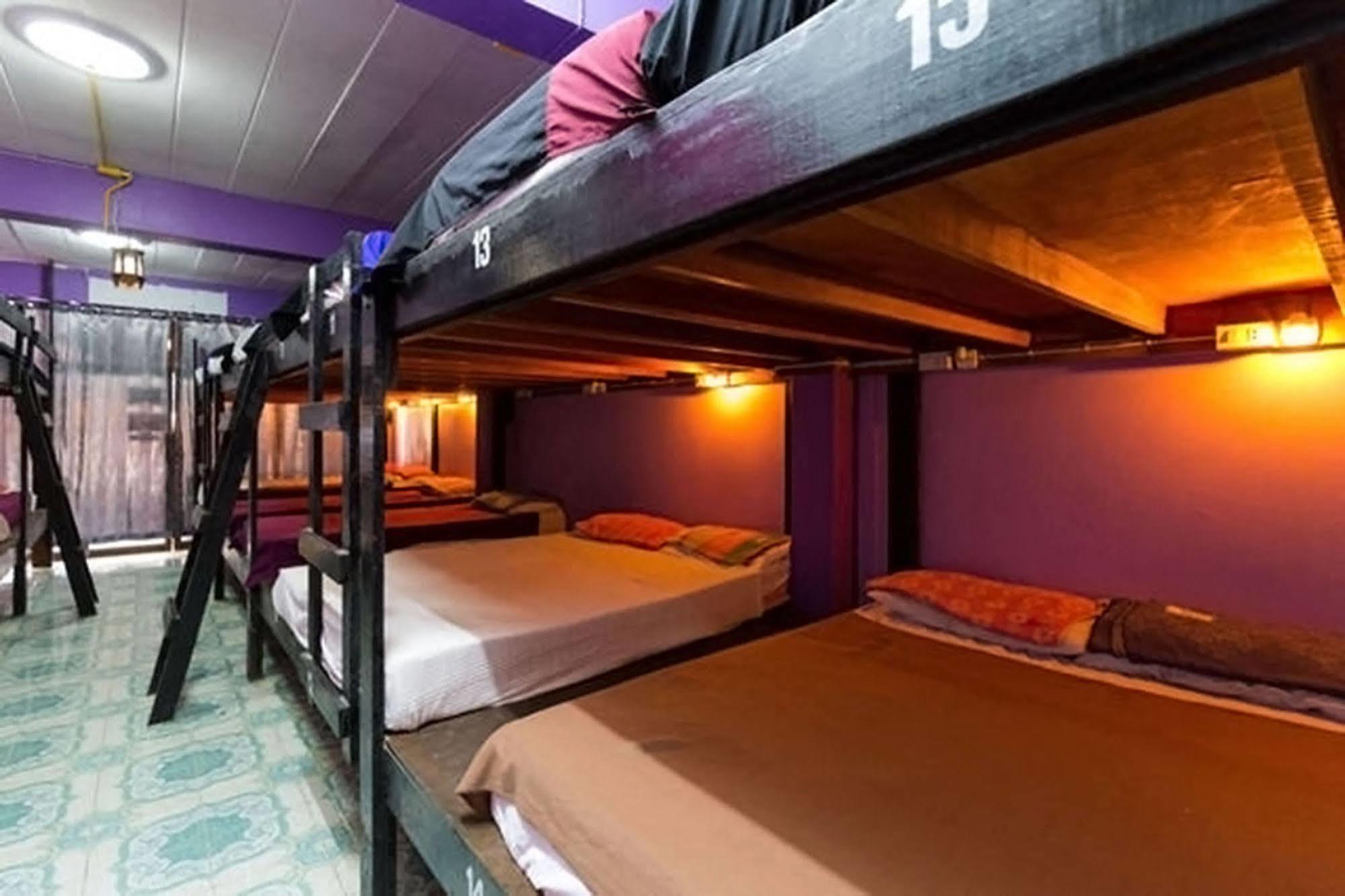 Wild & Wandering Backpacker Hostel & Bar Haad Rin Ngoại thất bức ảnh